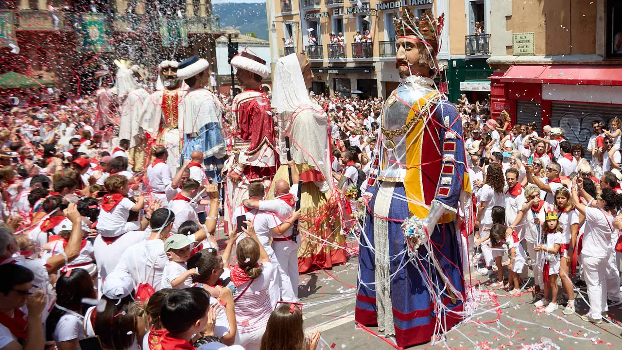 Despedida de la Comparsa de Gigantes y Cabezudos en la plaza del Ayuntamiento de Pamplona en el último día de las fiestas de San Fermín 2025. IÑIGO ALZUGARAY
