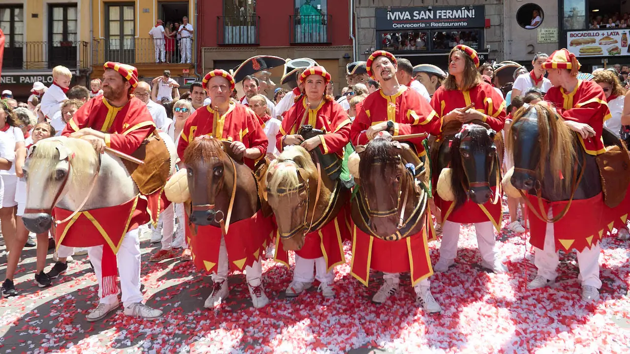 Despedida de la Comparsa de Gigantes y Cabezudos en la plaza del Ayuntamiento de Pamplona en el último día de las fiestas de San Fermín 2025. IÑIGO ALZUGARAY