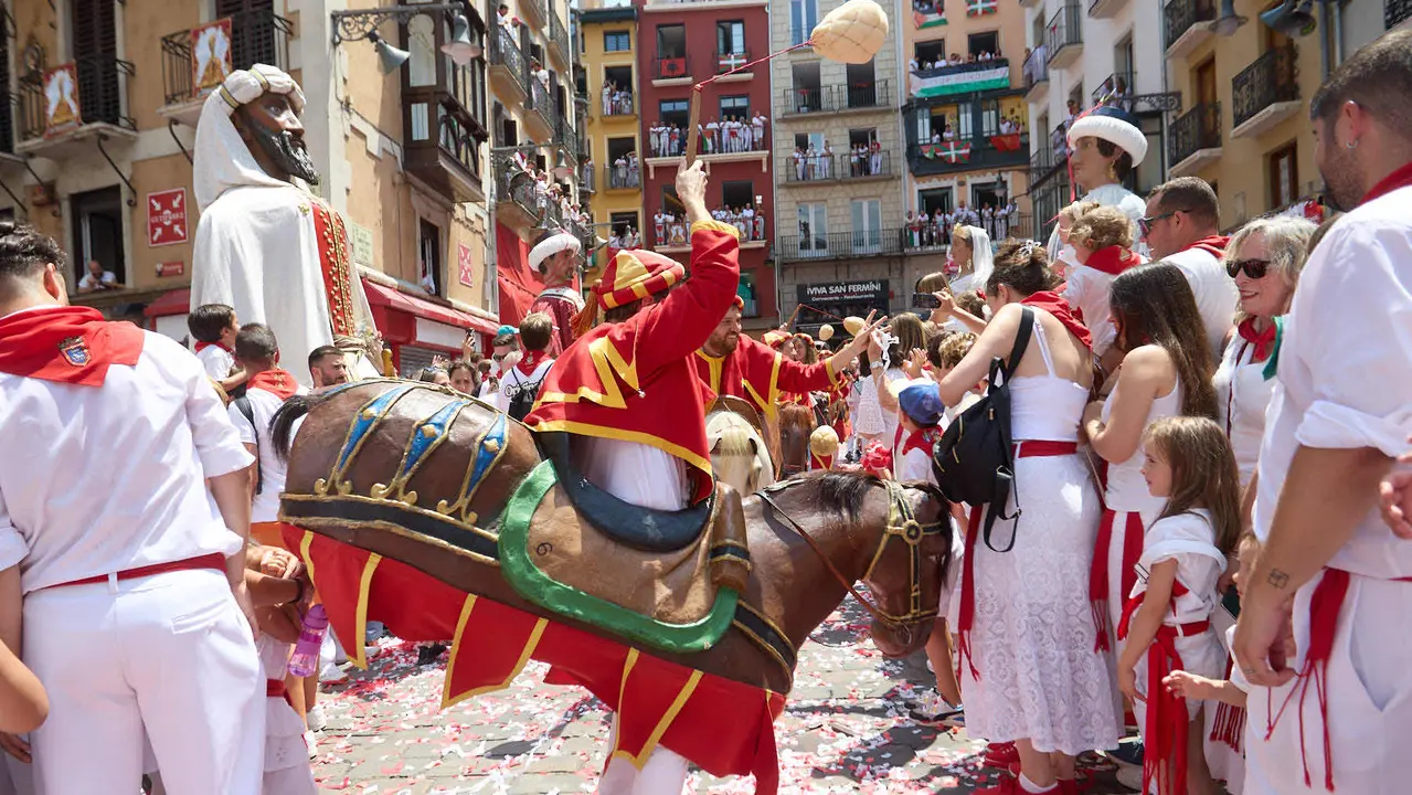 Despedida de la Comparsa de Gigantes y Cabezudos en la plaza del Ayuntamiento de Pamplona en el último día de las fiestas de San Fermín 2025. IÑIGO ALZUGARAY