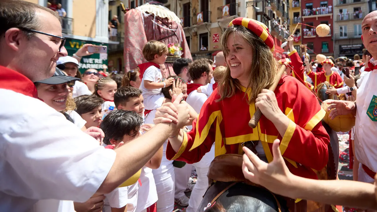 Despedida de la Comparsa de Gigantes y Cabezudos en la plaza del Ayuntamiento de Pamplona en el último día de las fiestas de San Fermín 2025. IÑIGO ALZUGARAY