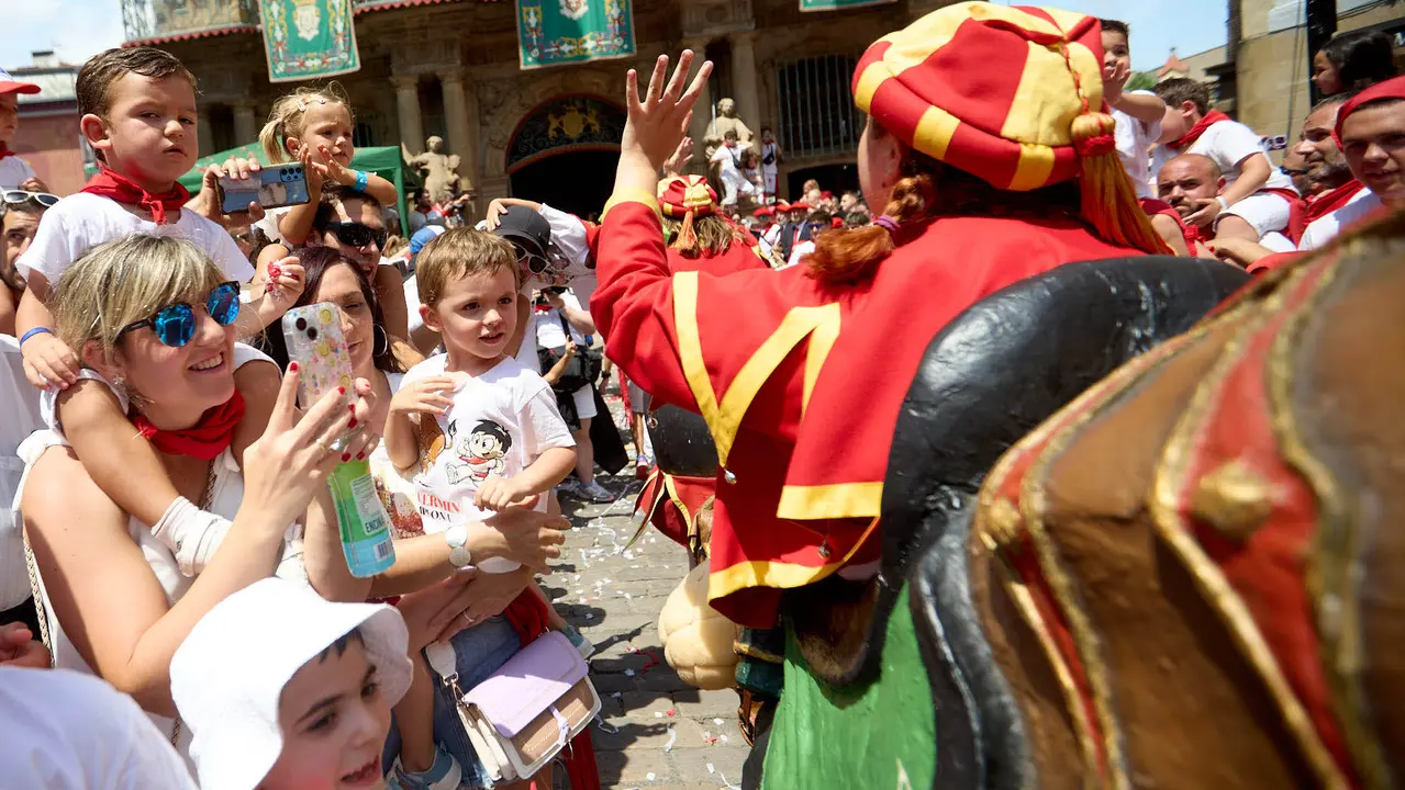 Despedida de la Comparsa de Gigantes y Cabezudos en la plaza del Ayuntamiento de Pamplona en el último día de las fiestas de San Fermín 2025. IÑIGO ALZUGARAY