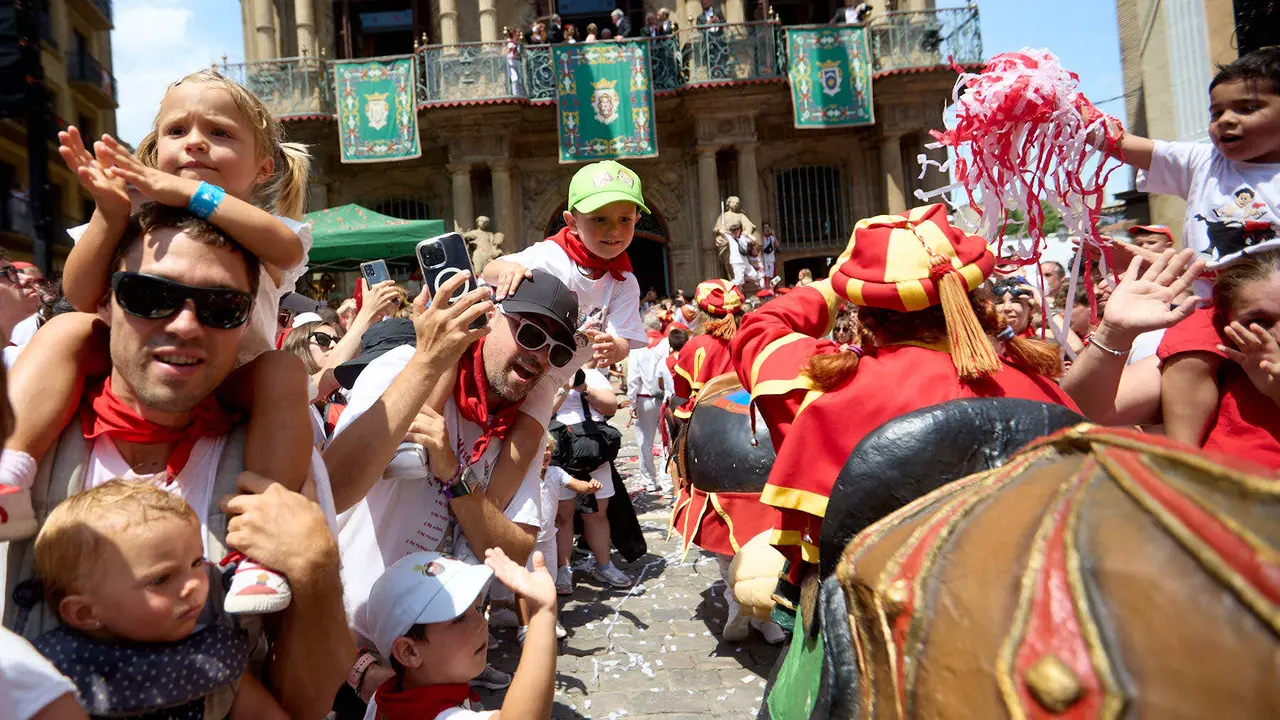 Despedida de la Comparsa de Gigantes y Cabezudos en la plaza del Ayuntamiento de Pamplona en el último día de las fiestas de San Fermín 2025. IÑIGO ALZUGARAY