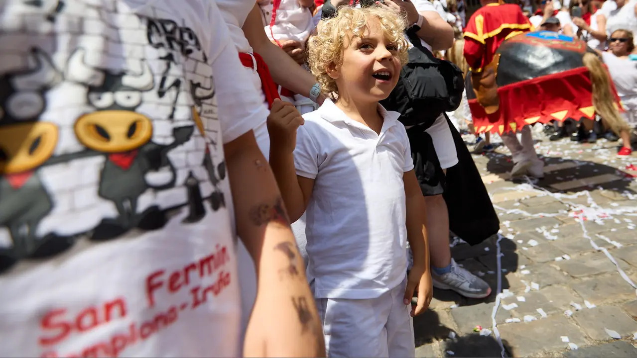 Despedida de la Comparsa de Gigantes y Cabezudos en la plaza del Ayuntamiento de Pamplona en el último día de las fiestas de San Fermín 2025. IÑIGO ALZUGARAY