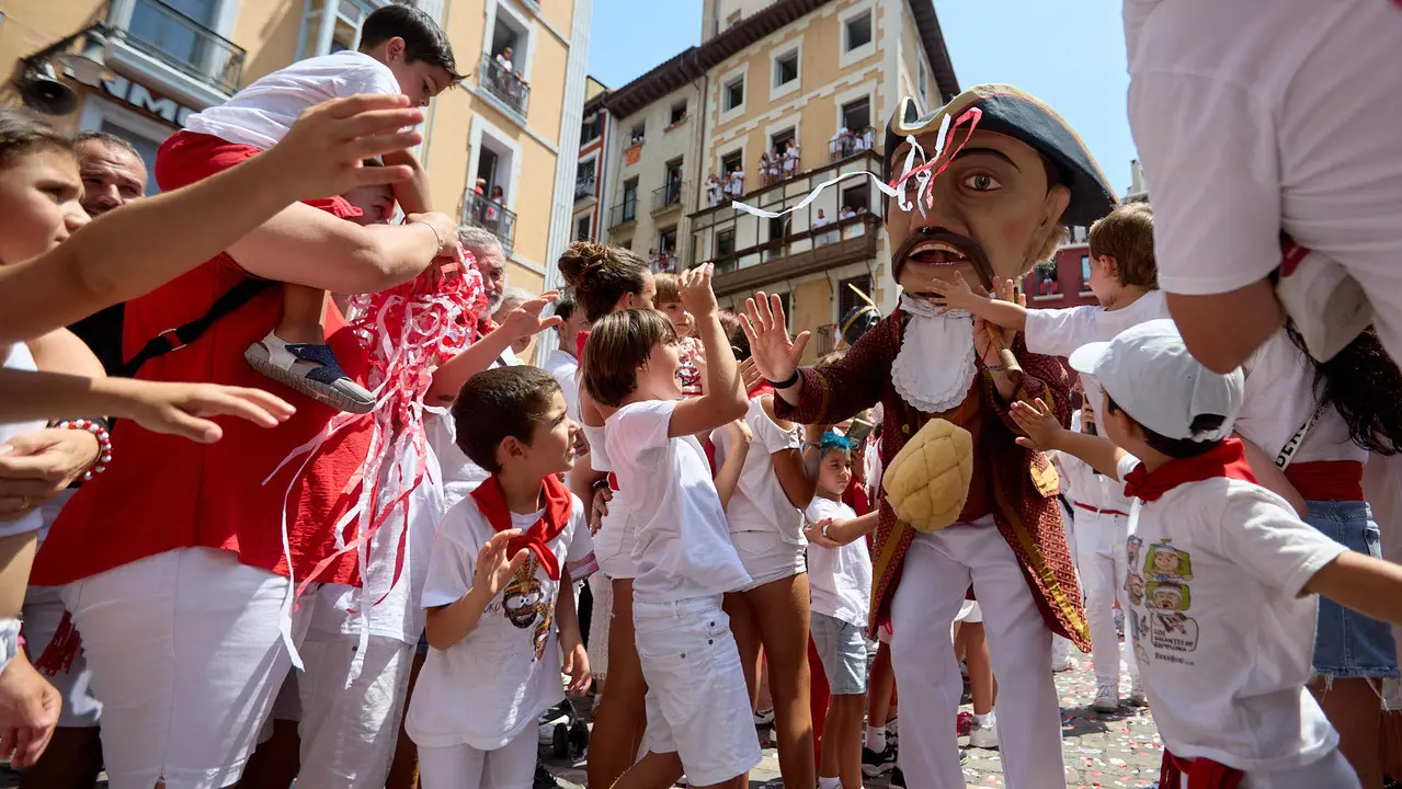 Despedida de la Comparsa de Gigantes y Cabezudos en la plaza del Ayuntamiento de Pamplona en el último día de las fiestas de San Fermín 2025. IÑIGO ALZUGARAY