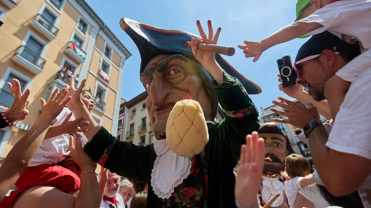 Despedida de la Comparsa de Gigantes y Cabezudos en la plaza del Ayuntamiento de Pamplona en el último día de las fiestas de San Fermín 2025. IÑIGO ALZUGARAY