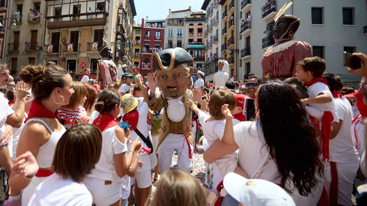 Despedida de la Comparsa de Gigantes y Cabezudos en la plaza del Ayuntamiento de Pamplona en el último día de las fiestas de San Fermín 2025. IÑIGO ALZUGARAY