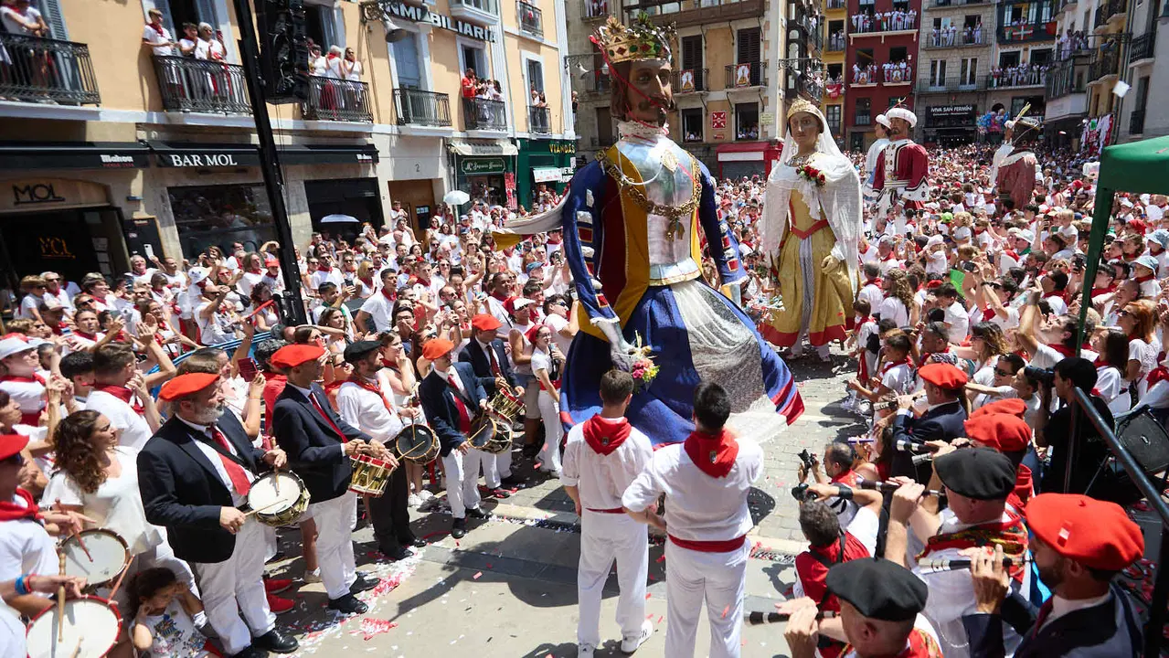 Despedida de la Comparsa de Gigantes y Cabezudos en la plaza del Ayuntamiento de Pamplona en el último día de las fiestas de San Fermín 2025. IÑIGO ALZUGARAY