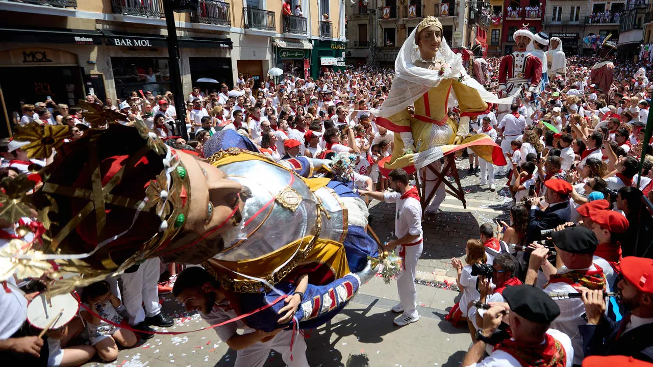 Despedida de la Comparsa de Gigantes y Cabezudos en la plaza del Ayuntamiento de Pamplona en el último día de las fiestas de San Fermín 2025. IÑIGO ALZUGARAY