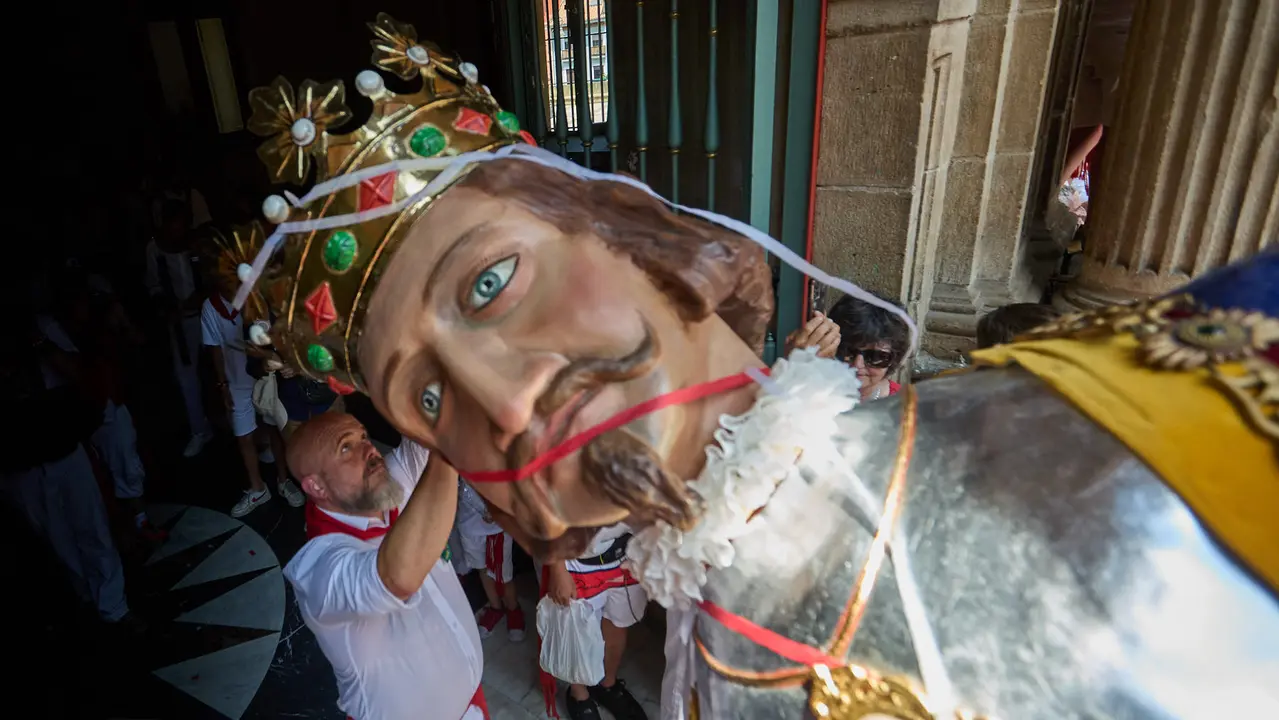 Despedida de la Comparsa de Gigantes y Cabezudos en la plaza del Ayuntamiento de Pamplona en el último día de las fiestas de San Fermín 2025. IÑIGO ALZUGARAY
