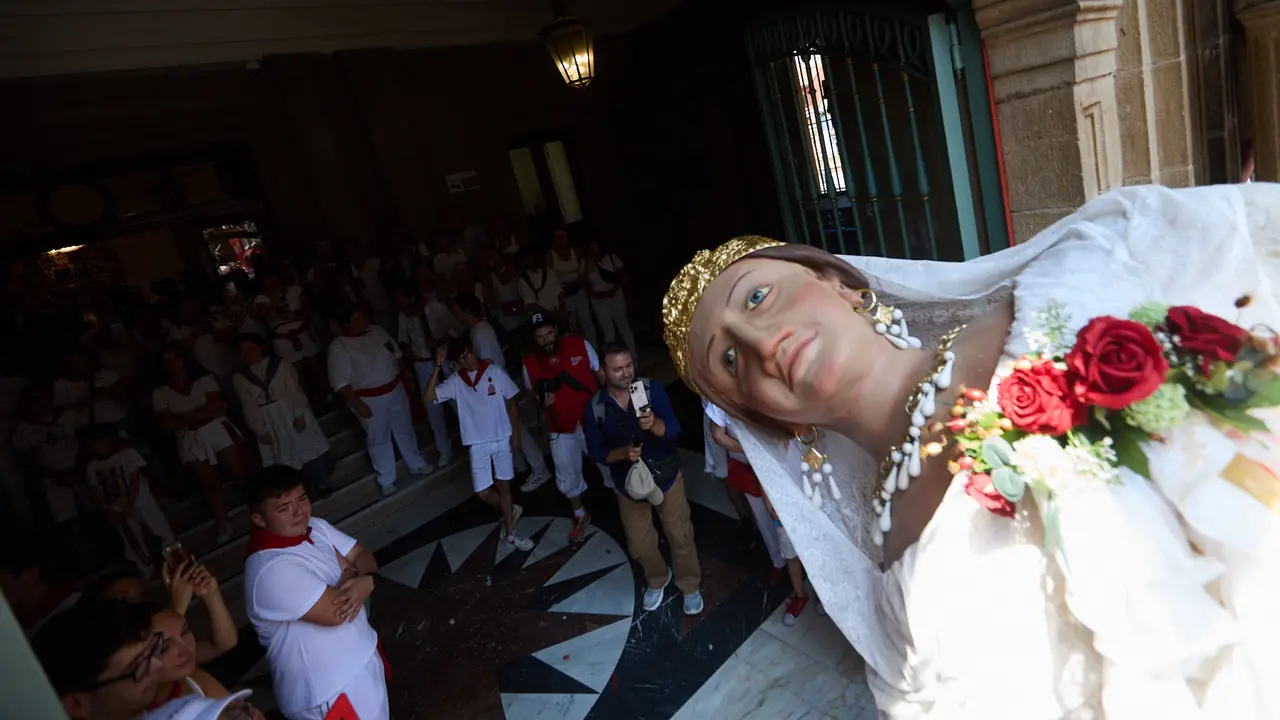 Despedida de la Comparsa de Gigantes y Cabezudos en la plaza del Ayuntamiento de Pamplona en el último día de las fiestas de San Fermín 2025. IÑIGO ALZUGARAY