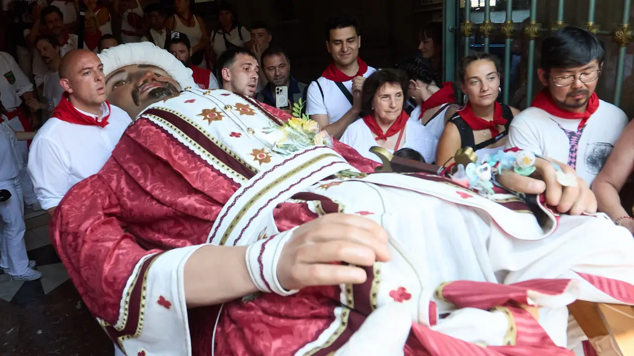 Despedida de la Comparsa de Gigantes y Cabezudos en la plaza del Ayuntamiento de Pamplona en el último día de las fiestas de San Fermín 2025. IÑIGO ALZUGARAY
