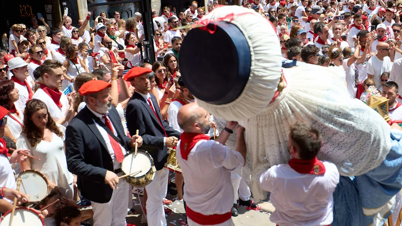 Despedida de la Comparsa de Gigantes y Cabezudos en la plaza del Ayuntamiento de Pamplona en el último día de las fiestas de San Fermín 2025. IÑIGO ALZUGARAY
