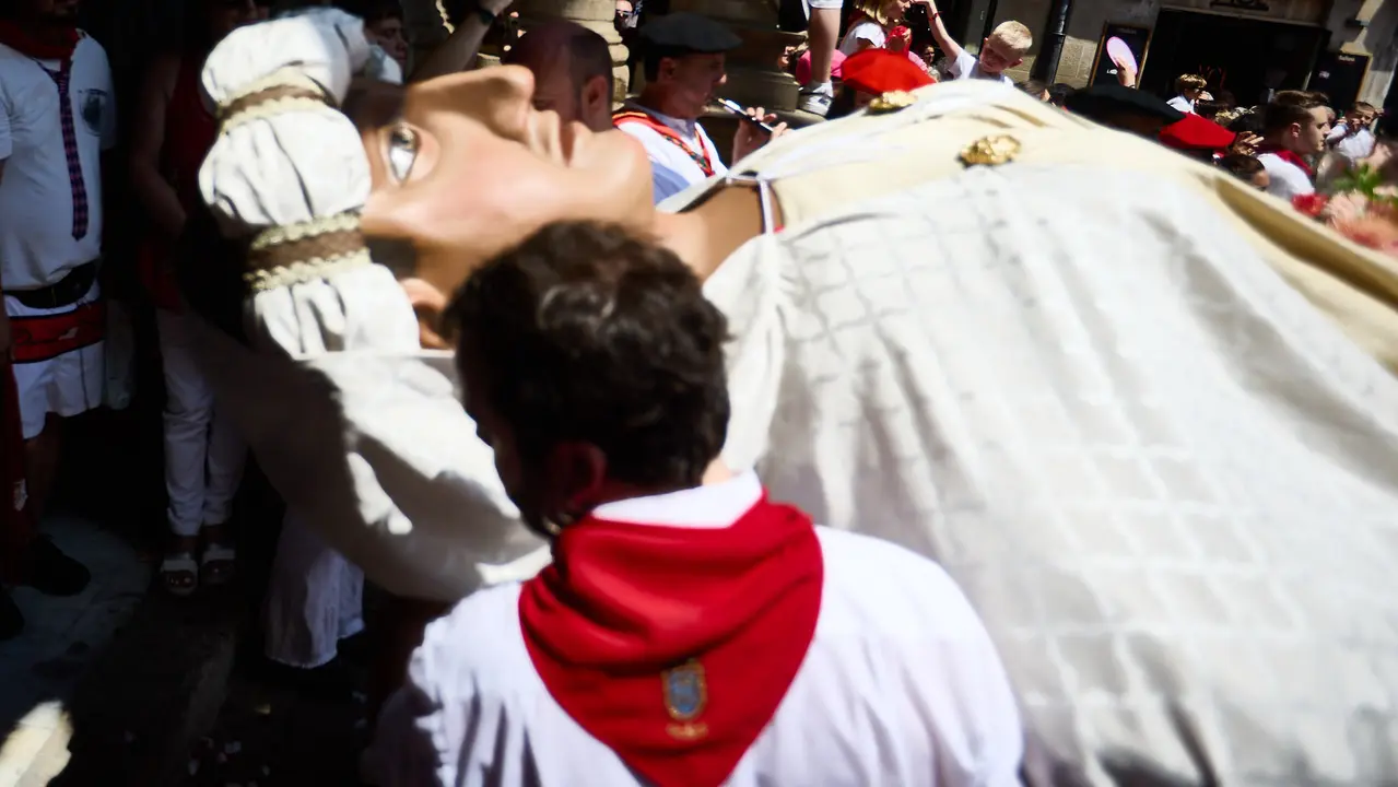 Despedida de la Comparsa de Gigantes y Cabezudos en la plaza del Ayuntamiento de Pamplona en el último día de las fiestas de San Fermín 2025. IÑIGO ALZUGARAY