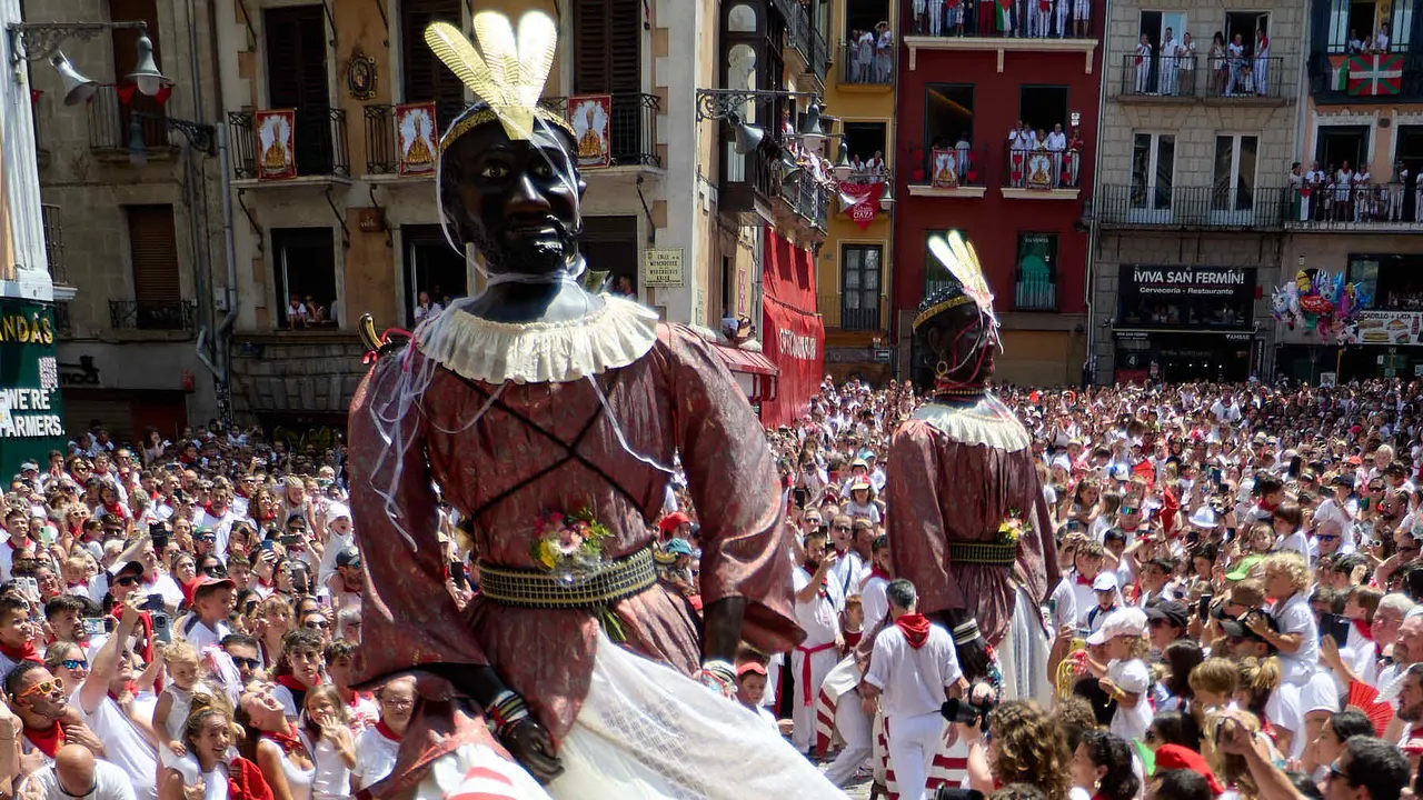 Despedida de la Comparsa de Gigantes y Cabezudos en la plaza del Ayuntamiento de Pamplona en el último día de las fiestas de San Fermín 2025. IÑIGO ALZUGARAY