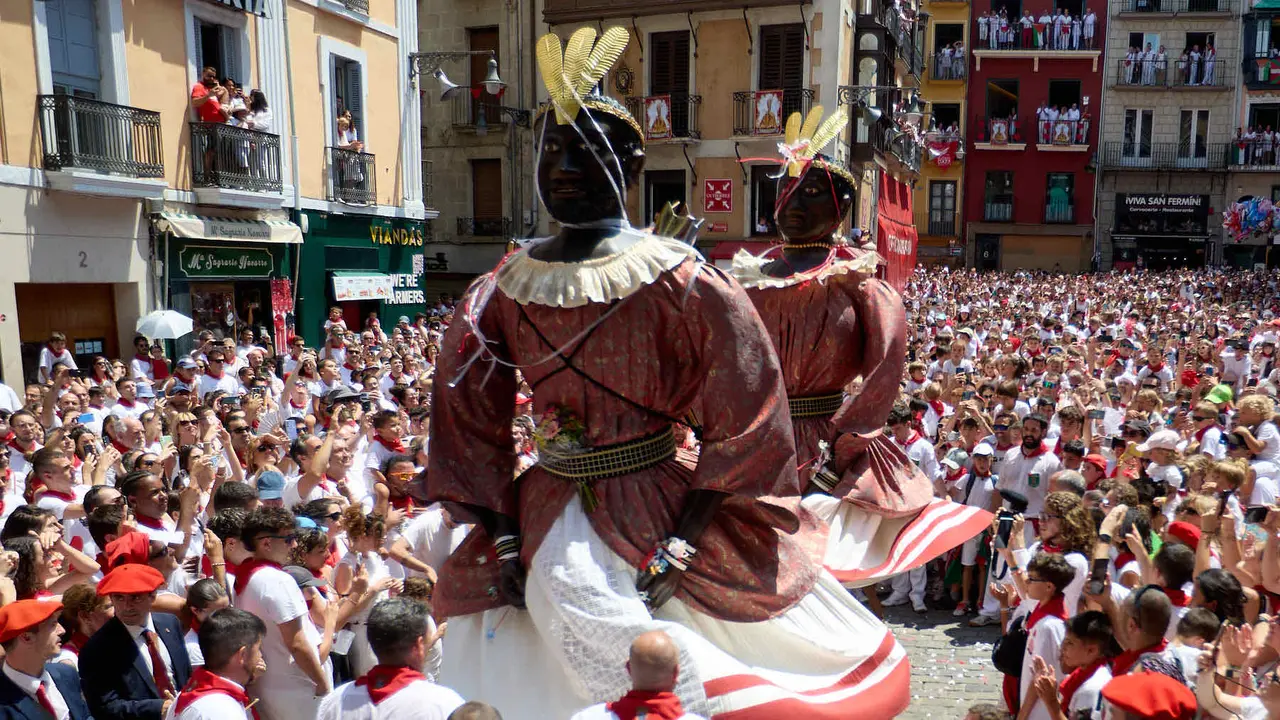 Despedida de la Comparsa de Gigantes y Cabezudos en la plaza del Ayuntamiento de Pamplona en el último día de las fiestas de San Fermín 2025. IÑIGO ALZUGARAY