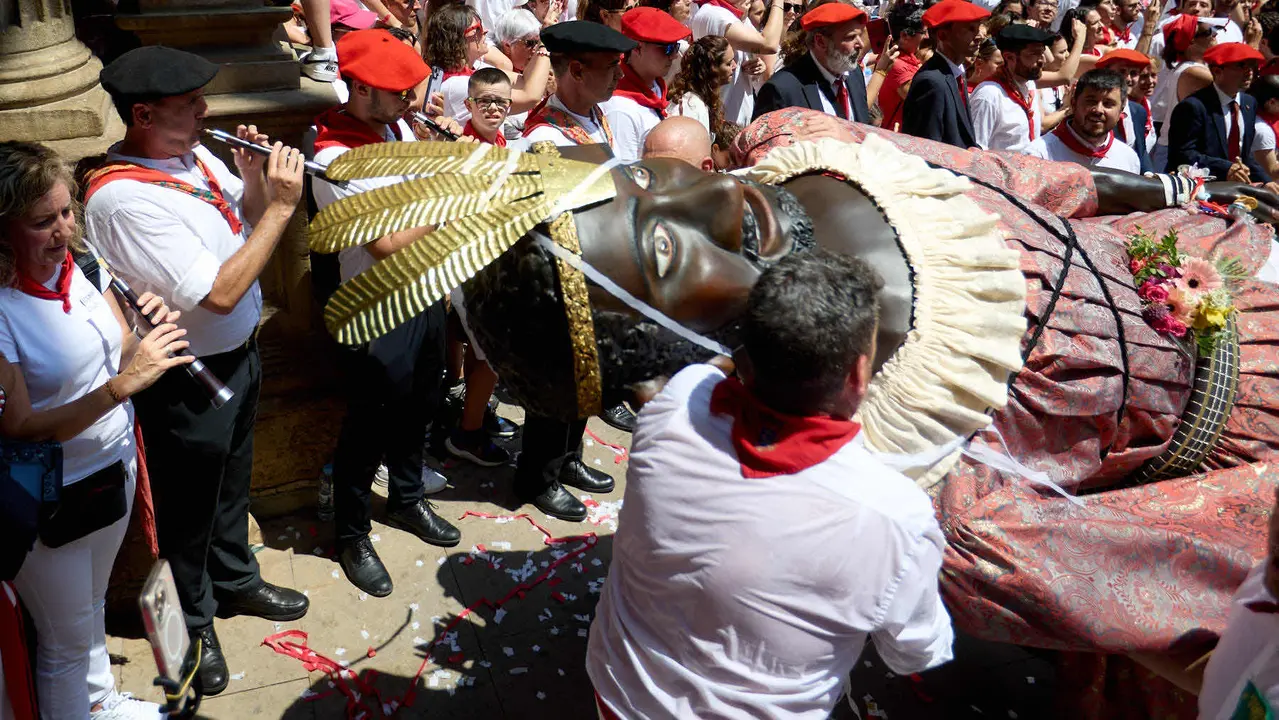 Despedida de la Comparsa de Gigantes y Cabezudos en la plaza del Ayuntamiento de Pamplona en el último día de las fiestas de San Fermín 2025. IÑIGO ALZUGARAY
