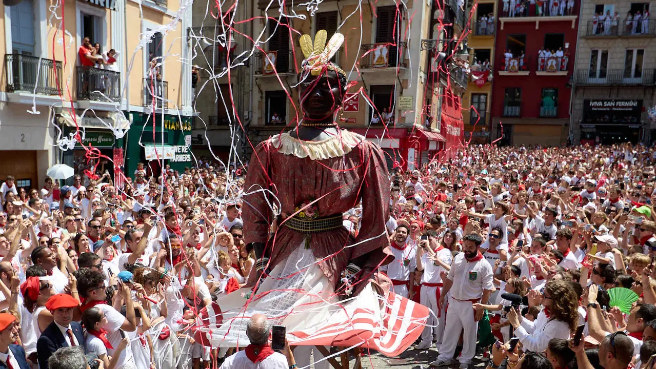 Despedida de la Comparsa de Gigantes y Cabezudos en la plaza del Ayuntamiento de Pamplona en el último día de las fiestas de San Fermín 2025. IÑIGO ALZUGARAY