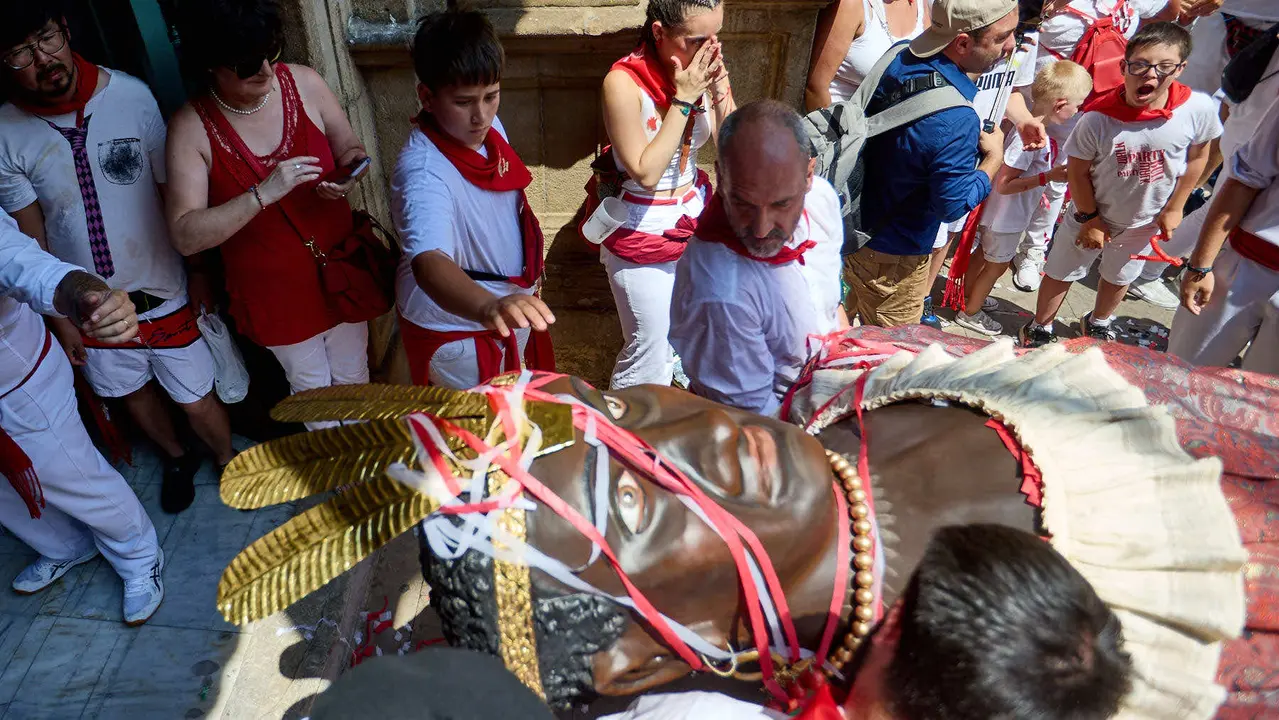 Despedida de la Comparsa de Gigantes y Cabezudos en la plaza del Ayuntamiento de Pamplona en el último día de las fiestas de San Fermín 2025. IÑIGO ALZUGARAY