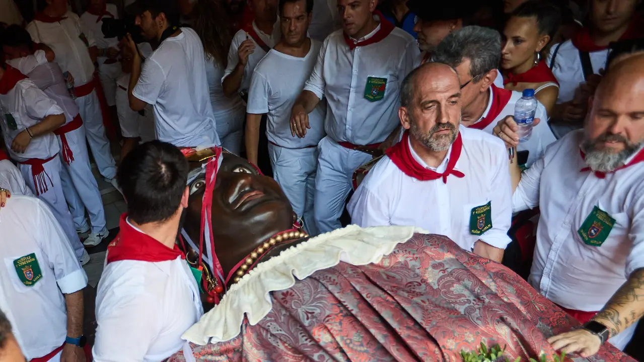 Despedida de la Comparsa de Gigantes y Cabezudos en la plaza del Ayuntamiento de Pamplona en el último día de las fiestas de San Fermín 2025. IÑIGO ALZUGARAY