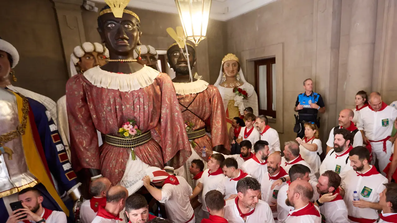 Despedida de la Comparsa de Gigantes y Cabezudos en la plaza del Ayuntamiento de Pamplona en el último día de las fiestas de San Fermín 2025. IÑIGO ALZUGARAY