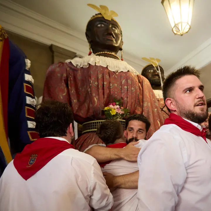 Despedida de la Comparsa de Gigantes y Cabezudos en la plaza del Ayuntamiento de Pamplona en el último día de las fiestas de San Fermín 2025. IÑIGO ALZUGARAY