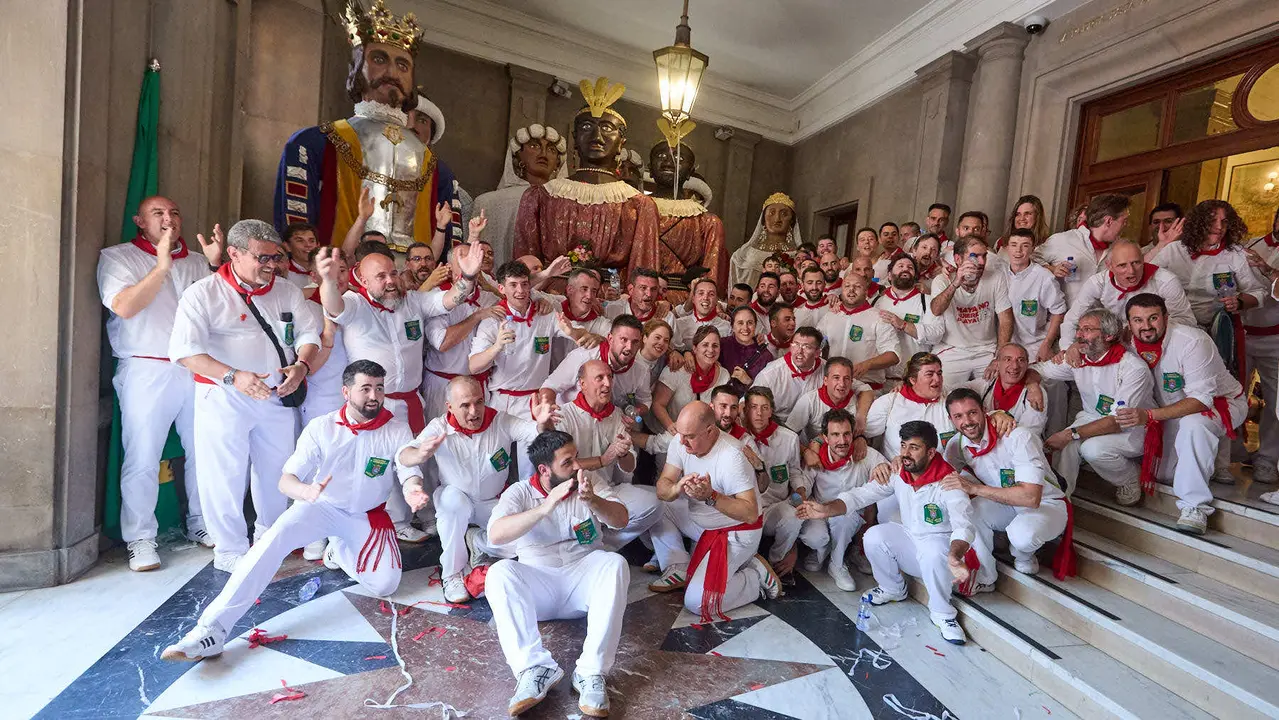 Despedida de la Comparsa de Gigantes y Cabezudos en la plaza del Ayuntamiento de Pamplona en el último día de las fiestas de San Fermín 2025. IÑIGO ALZUGARAY