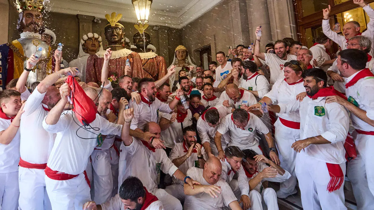 Despedida de la Comparsa de Gigantes y Cabezudos en la plaza del Ayuntamiento de Pamplona en el último día de las fiestas de San Fermín 2025. IÑIGO ALZUGARAY