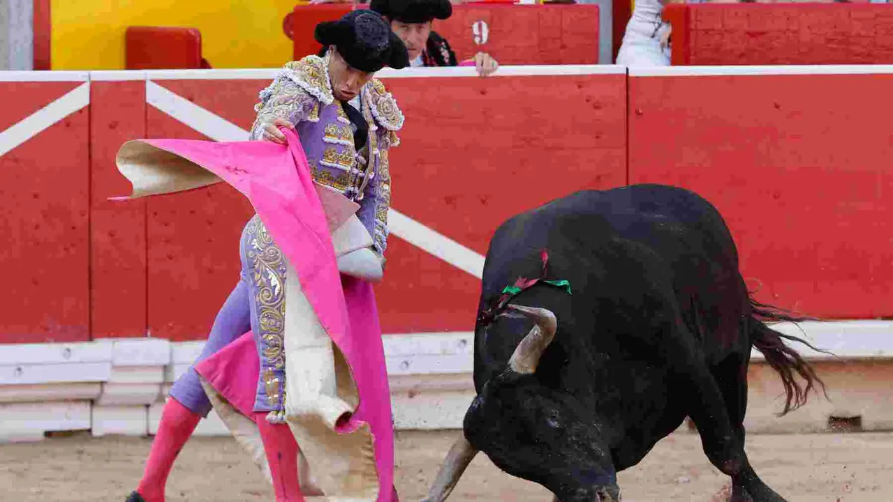 El torero Manuel Escribano durante la lidia a su primer toro de la tarde en la décima de abono de la Feria de Toro de los Sanfermines 2025 con toros de la ganadería gaditana Miura y en la que comparte cartel con los diestros Damián Castaño y Jesús Enrique Colombo. EFE/ Villar López
