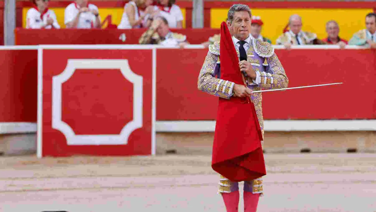 El torero Manuel Escribano durante la lidia a su primer toro de la tarde en la décima de abono de la Feria de Toro de los Sanfermines 2025 con toros de la ganadería gaditana Miura y en la que comparte cartel con los diestros Damián Castaño y Jesús Enrique Colombo. EFE/Jesús Diges