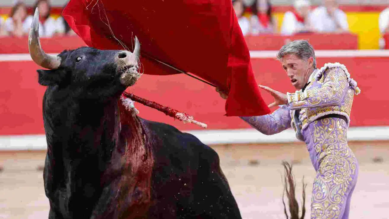 El torero Manuel Escribano durante la lidia a su primer toro de la tarde en la décima de abono de la Feria de Toro de los Sanfermines 2025 con toros de la ganadería gaditana Miura y en la que comparte cartel con los diestros Damián Castaño y Jesús Enrique Colombo. EFE/Jesús Diges
