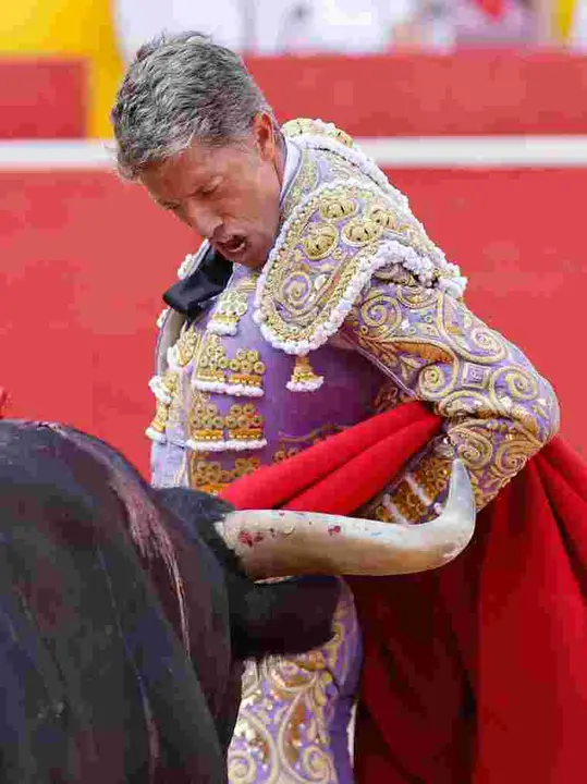 El torero Manuel Escribano durante la lidia a su primer toro de la tarde en la décima de abono de la Feria de Toro de los Sanfermines 2025 con toros de la ganadería gaditana Miura y en la que comparte cartel con los diestros Damián Castaño y Jesús Enrique Colombo. EFE/Jesús Diges