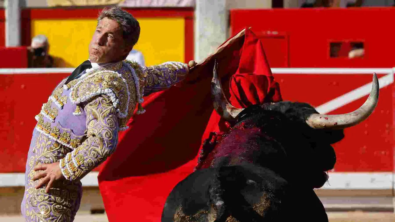 El torero Manuel Escribano durante la lidia a su primer toro de la tarde en la décima de abono de la Feria de Toro de los Sanfermines 2025 con toros de la ganadería gaditana Miura y en la que comparte cartel con los diestros Damián Castaño y Jesús Enrique Colombo. EFE/Jesús Diges