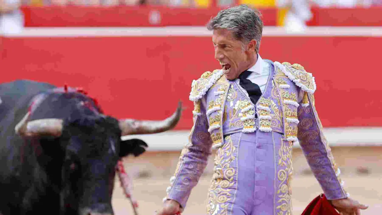 El torero Manuel Escribano durante la lidia a su primer toro de la tarde en la décima de abono de la Feria de Toro de los Sanfermines 2025 con toros de la ganadería gaditana Miura y en la que comparte cartel con los diestros Damián Castaño y Jesús Enrique Colombo. EFE/Jesús Diges