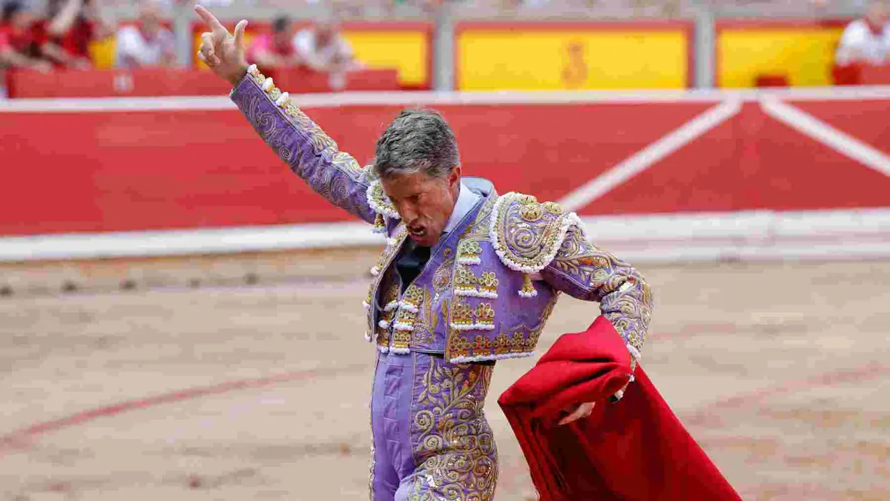 El torero Manuel Escribano durante la lidia a su primer toro de la tarde en la décima de abono de la Feria de Toro de los Sanfermines 2025 con toros de la ganadería gaditana Miura y en la que comparte cartel con los diestros Damián Castaño y Jesús Enrique Colombo. EFE/Jesús Diges
