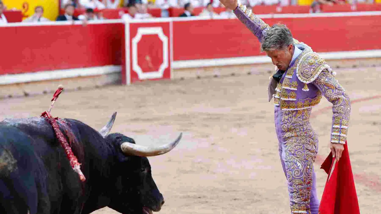 El torero Manuel Escribano durante la lidia a su primer toro de la tarde en la décima de abono de la Feria de Toro de los Sanfermines 2025 con toros de la ganadería gaditana Miura y en la que comparte cartel con los diestros Damián Castaño y Jesús Enrique Colombo. EFE/Jesús Diges