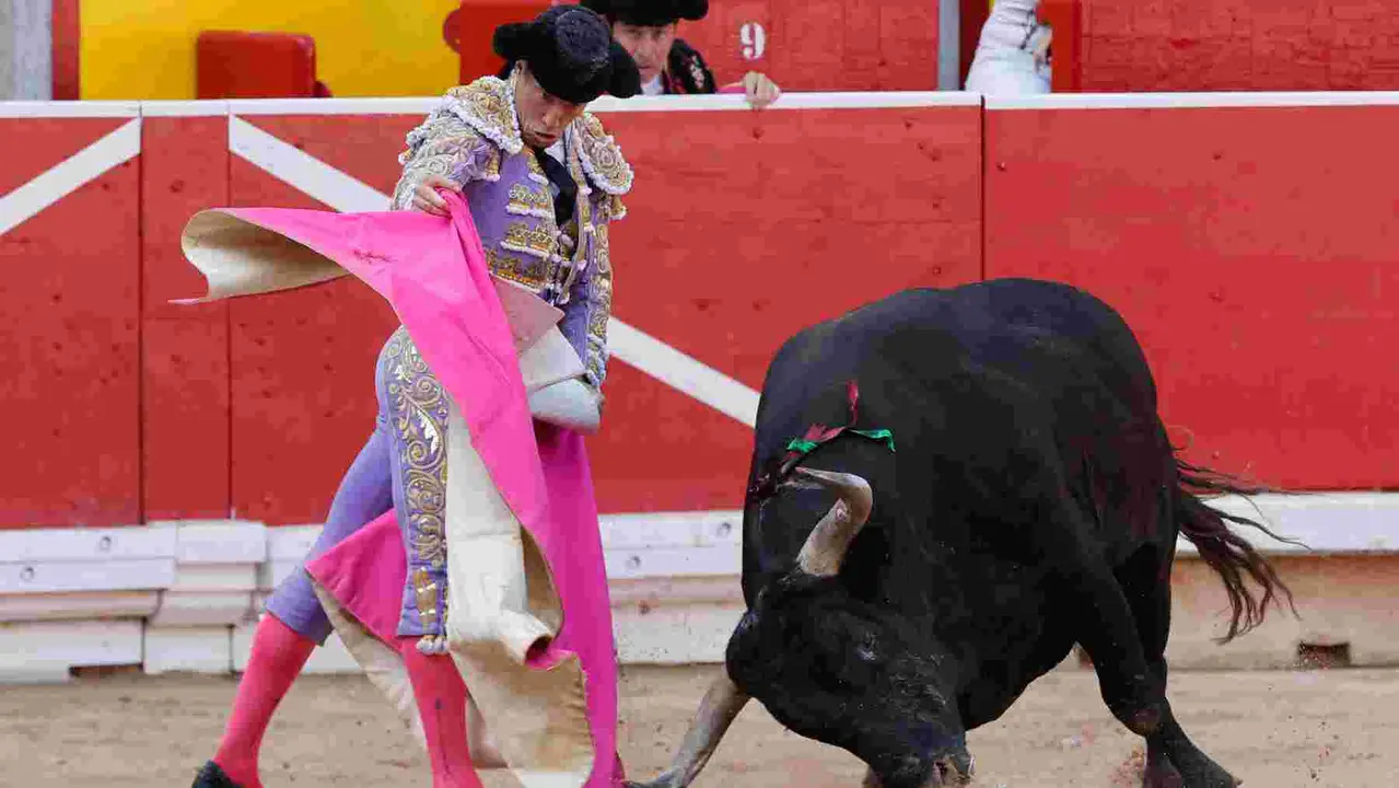 El torero Manuel Escribano durante la lidia a su primer toro de la tarde en la décima de abono de la Feria de Toro de los Sanfermines 2025 con toros de la ganadería gaditana Miura y en la que comparte cartel con los diestros Damián Castaño y Jesús Enrique Colombo. EFE/ Villar López