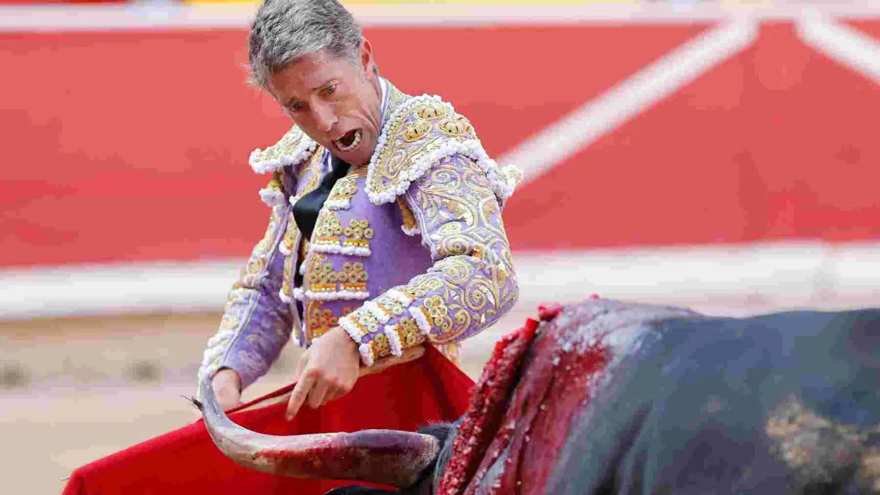 El torero Manuel Escribano durante la lidia a su primer toro de la tarde en la décima de abono de la Feria de Toro de los Sanfermines 2025 con toros de la ganadería gaditana Miura y en la que comparte cartel con los diestros Damián Castaño y Jesús Enrique Colombo. EFE/Jesús Diges