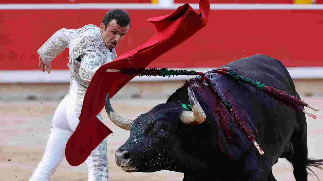 El torero Damián Castaño durante la lidia a su primer toro de la tarde en la décima de abono de la Feria de Toro de los Sanfermines 2025 con toros de la ganadería gaditana Miura y en la que comparte cartel con los diestros Manuel Escribano y Jesús Enrique Colombo. EFE/Jesús Diges