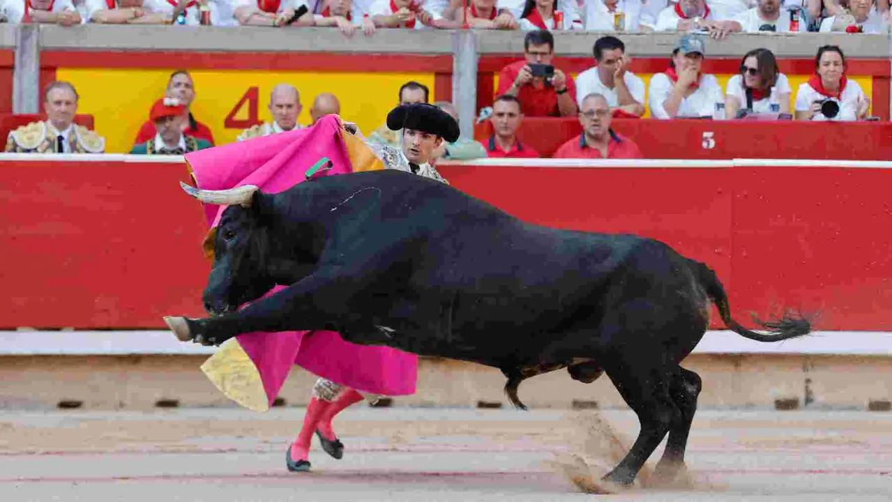 El torero Damián Castaño durante la lidia a su primer toro de la tarde en la décima de abono de la Feria de Toro de los Sanfermines 2025 con toros de la ganadería gaditana Miura y en la que comparte cartel con los diestros Manuel Escribano y Jesús Enrique Colombo. EFE/Jesús Diges
