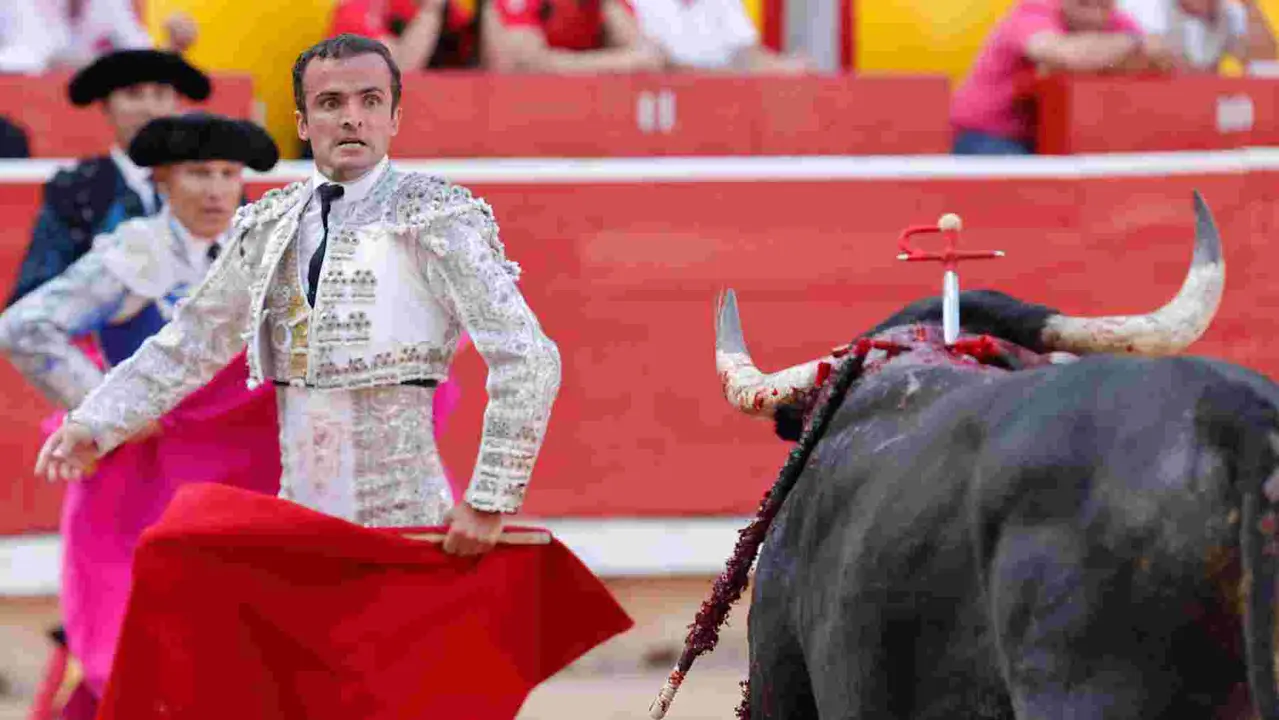 El torero Damián Castaño durante la lidia a su primer toro de la tarde en la décima de abono de la Feria de Toro de los Sanfermines 2025 con toros de la ganadería gaditana Miura y en la que comparte cartel con los diestros Manuel Escribano y Jesús Enrique Colombo. EFE/Jesús Diges