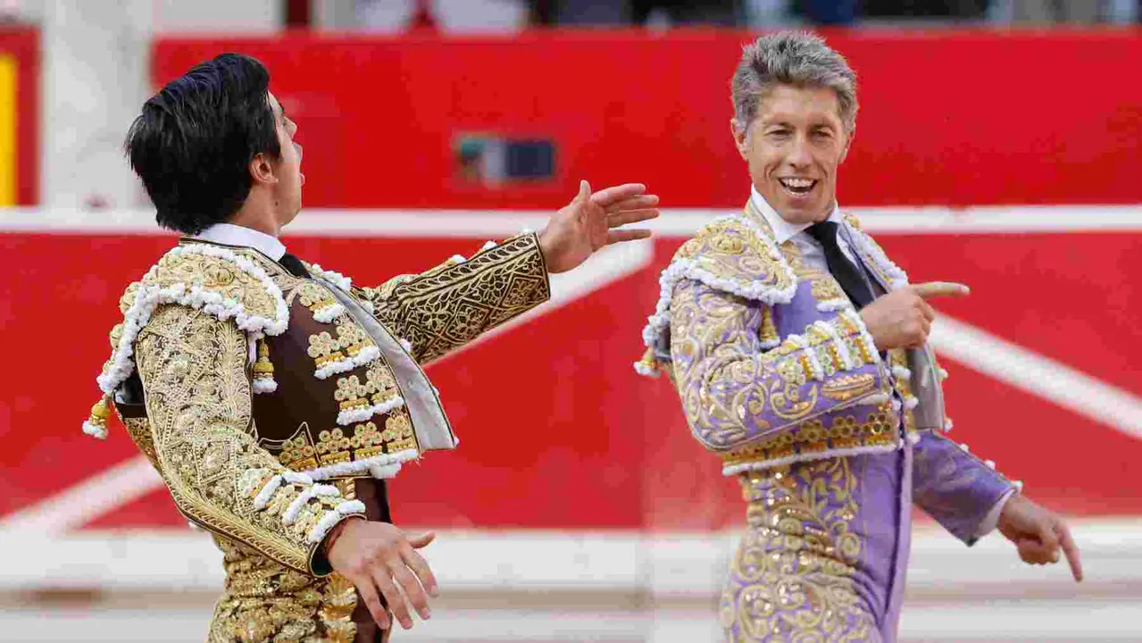 Los diestros Manuel Escribano y Jesús Enrique Colombo comparten tercio de banderillas durante la lidia al tercer toro de la tarde que corresponde en suerte a Colombo en la décima de abono de la Feria de Toro de los Sanfermines 2025 con toros de la ganadería gaditana Miura y en la que comparten cartel con Damián Castaño. EFE/ Villar Lopez
