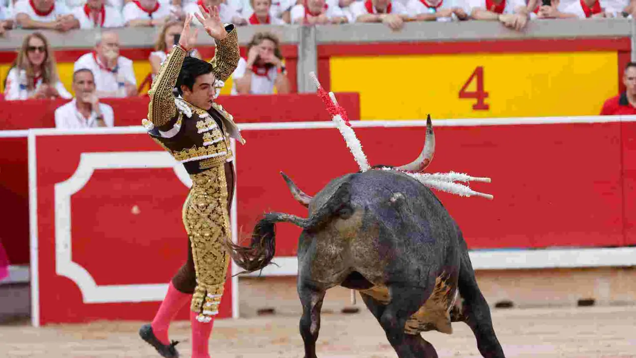 El diestro Jesús Enrique Colombo durante el tercio de banderillas durante la lidia al tercer toro de la tarde en la décima de abono de la Feria de Toro de los Sanfermines 2025 con toros de la ganadería gaditana Miura y en la que comparte cartel con Manuel Escribano y Damián Castaño. EFE/ Villar Lopez