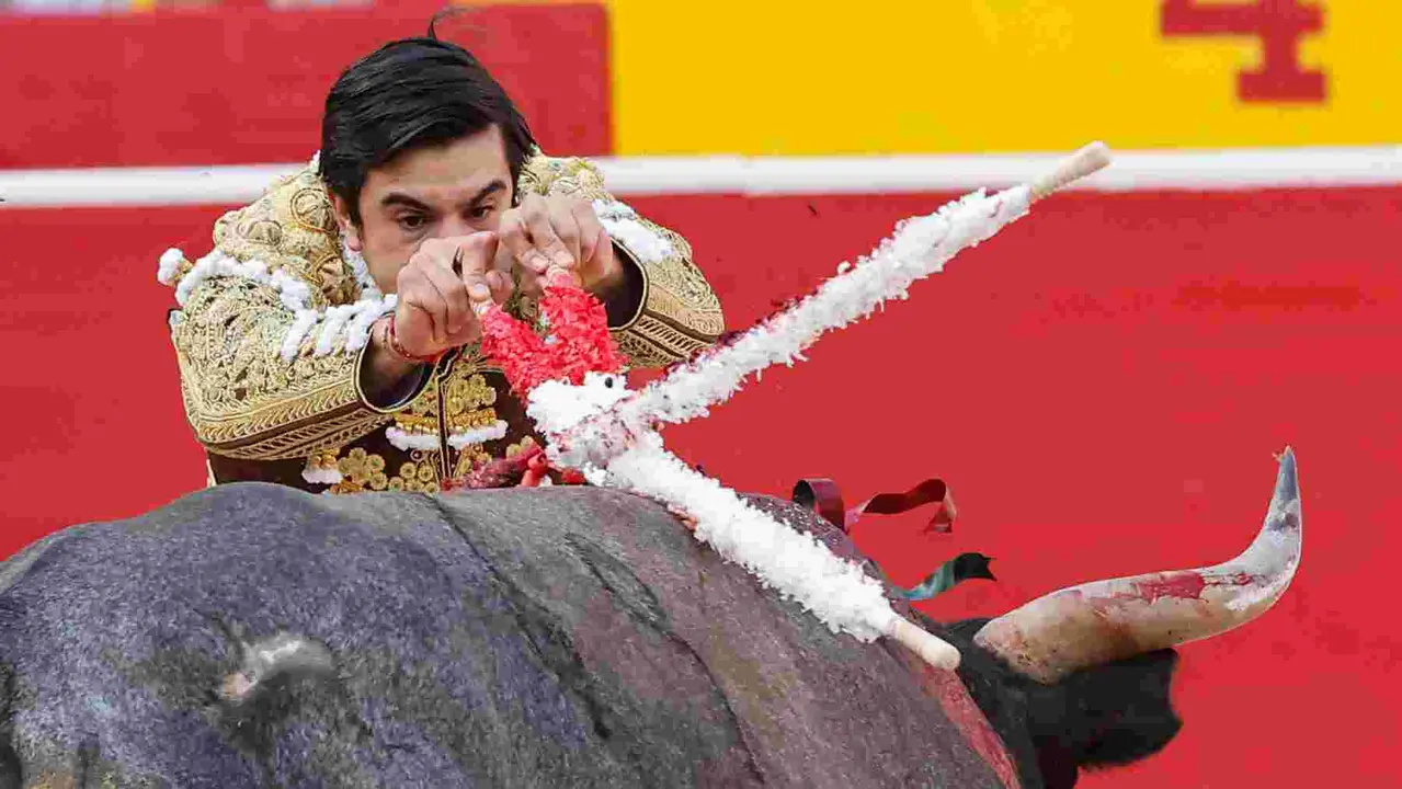 El diestro Jesús Enrique Colombo durante el tercio de banderillas durante la lidia al tercer toro de la tarde en la décima de abono de la Feria de Toro de los Sanfermines 2025 con toros de la ganadería gaditana Miura y en la que comparte cartel con Manuel Escribano y Damián Castaño. EFE/ Villar Lopez