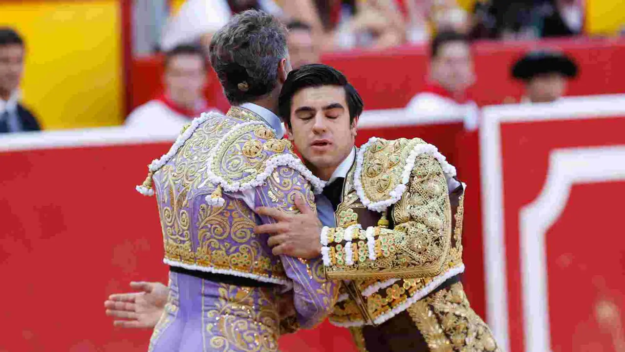 Los diestros Manuel Escribano y Jesús Enrique Colombo comparten tercio de banderillas durante la lidia al tercer toro de la tarde que corresponde en suerte a Colombo en la décima de abono de la Feria de Toro de los Sanfermines 2025 con toros de la ganadería gaditana Miura y en la que comparten cartel con Damián Castaño. EFE/ Villar Lopez