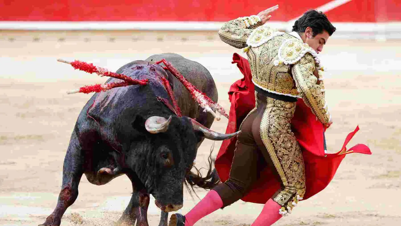 El diestro Jesús Enrique Colombo durante la lidia al tercer toro de la tarde en la décima de abono de la Feria de Toro de los Sanfermines 2025 con toros de la ganadería gaditana Miura y en la que comparte cartel con Manuel Escribano y Damián Castaño. EFE/ Villar Lopez