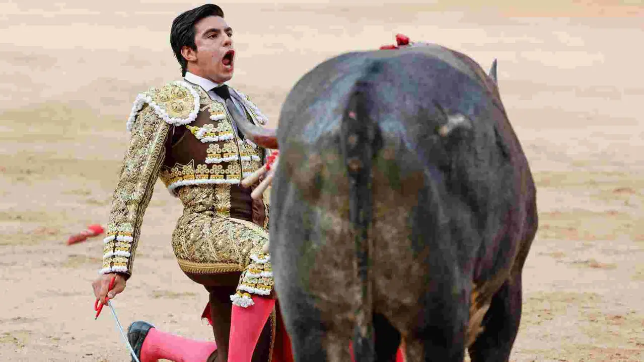 El diestro Jesús Enrique Colombo durante la lidia al tercer toro de la tarde en la décima de abono de la Feria de Toro de los Sanfermines 2025 con toros de la ganadería gaditana Miura y en la que comparte cartel con Manuel Escribano y Damián Castaño. EFE/ Villar Lopez