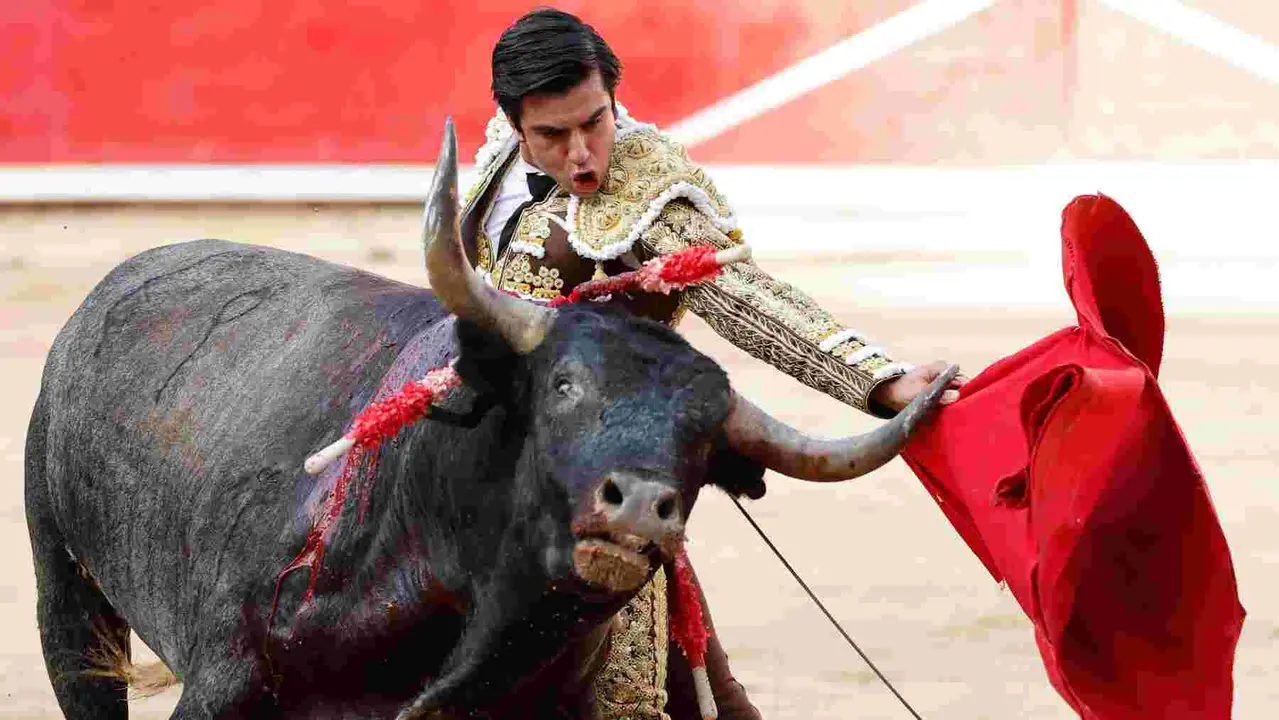 El diestro Jesús Enrique Colombo durante la lidia al tercer toro de la tarde en la décima de abono de la Feria de Toro de los Sanfermines 2025 con toros de la ganadería gaditana Miura y en la que comparte cartel con Manuel Escribano y Damián Castaño. EFE/ Villar Lopez