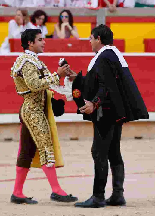 El diestro Jesús Enrique Colombo cortó una oreja a su primer toro de la tarde en la décima de abono de la Feria de Toro de los Sanfermines 2025 con toros de la ganadería gaditana de Miura y en la que comparte cartel con Manuel Escribano y Damián Castaño. EFE/ Villar Lopez