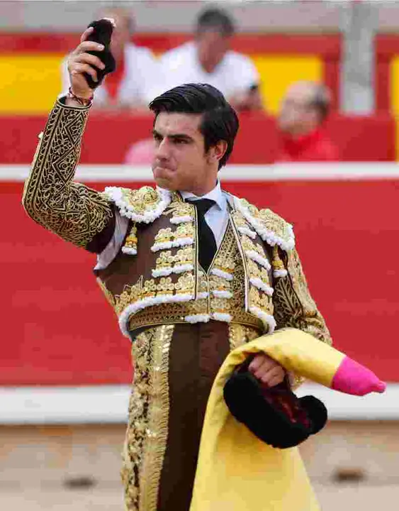 El diestro Jesús Enrique Colombo cortó una oreja a su primer toro de la tarde en la décima de abono de la Feria de Toro de los Sanfermines 2025 con toros de la ganadería gaditana de Miura y en la que comparte cartel con Manuel Escribano y Damián Castaño. EFE/ Villar Lopez
