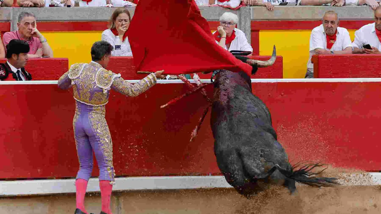 El torero Manuel Escribano durante la lidia a su segundo toro de la tarde en la décima de abono de la Feria de Toro de los Sanfermines 2025 con toros de la ganadería gaditana de Miura y en la que comparte cartel con los diestros Damián Castaño y Jesús Enrique Colombo. EFE/ Villar Lopez